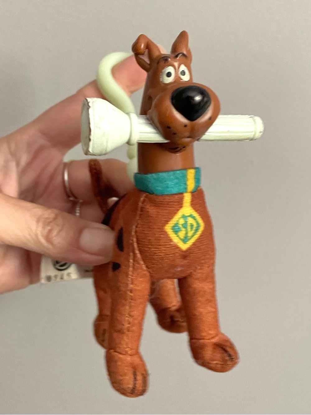 Scooby Doo With Flashlight in Mouth Glow-in-the-Dark Key Ring Purse Charm Clip